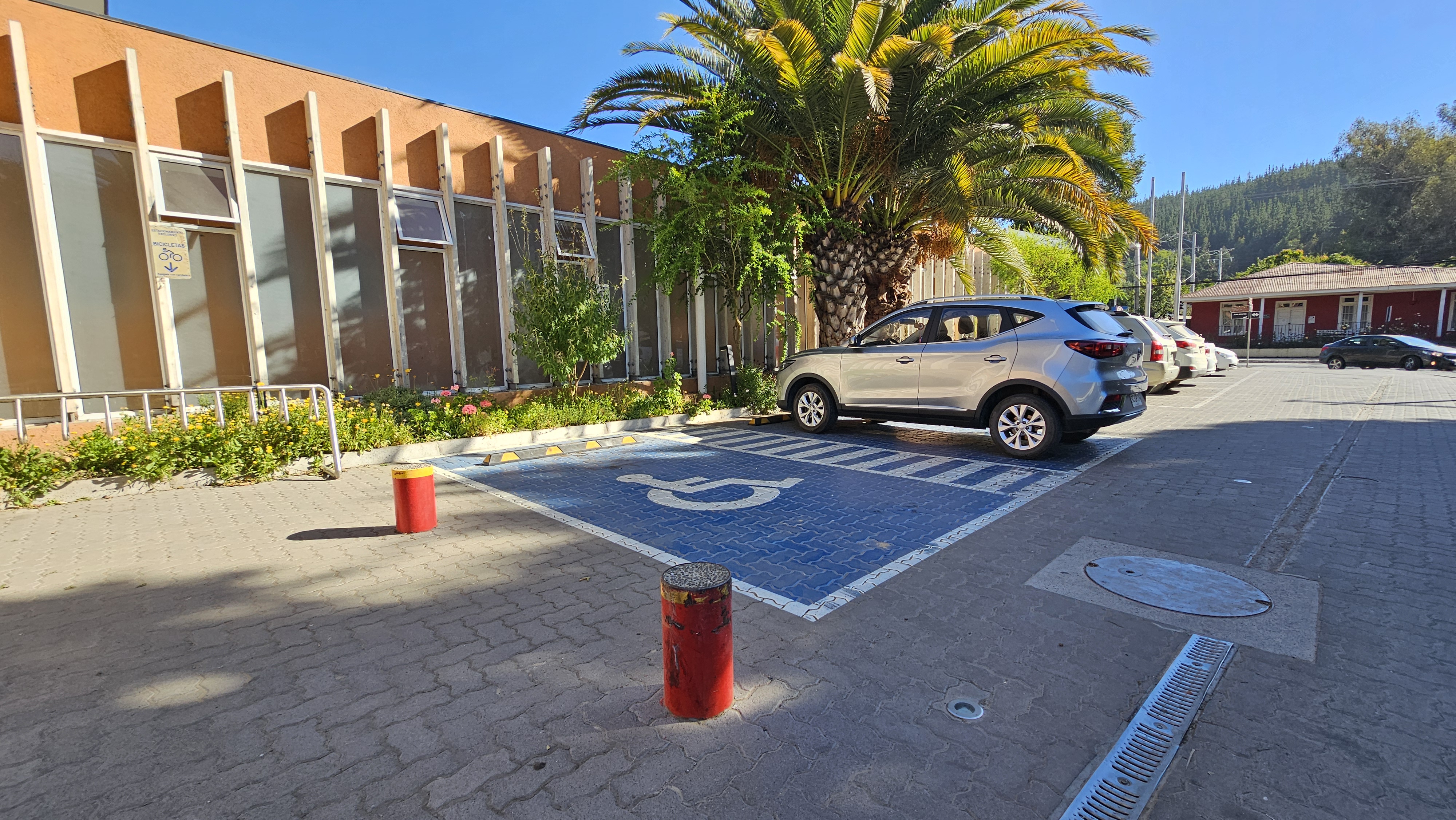 Fotografía del estacionamiento para personas con discapacidad en el cesfam